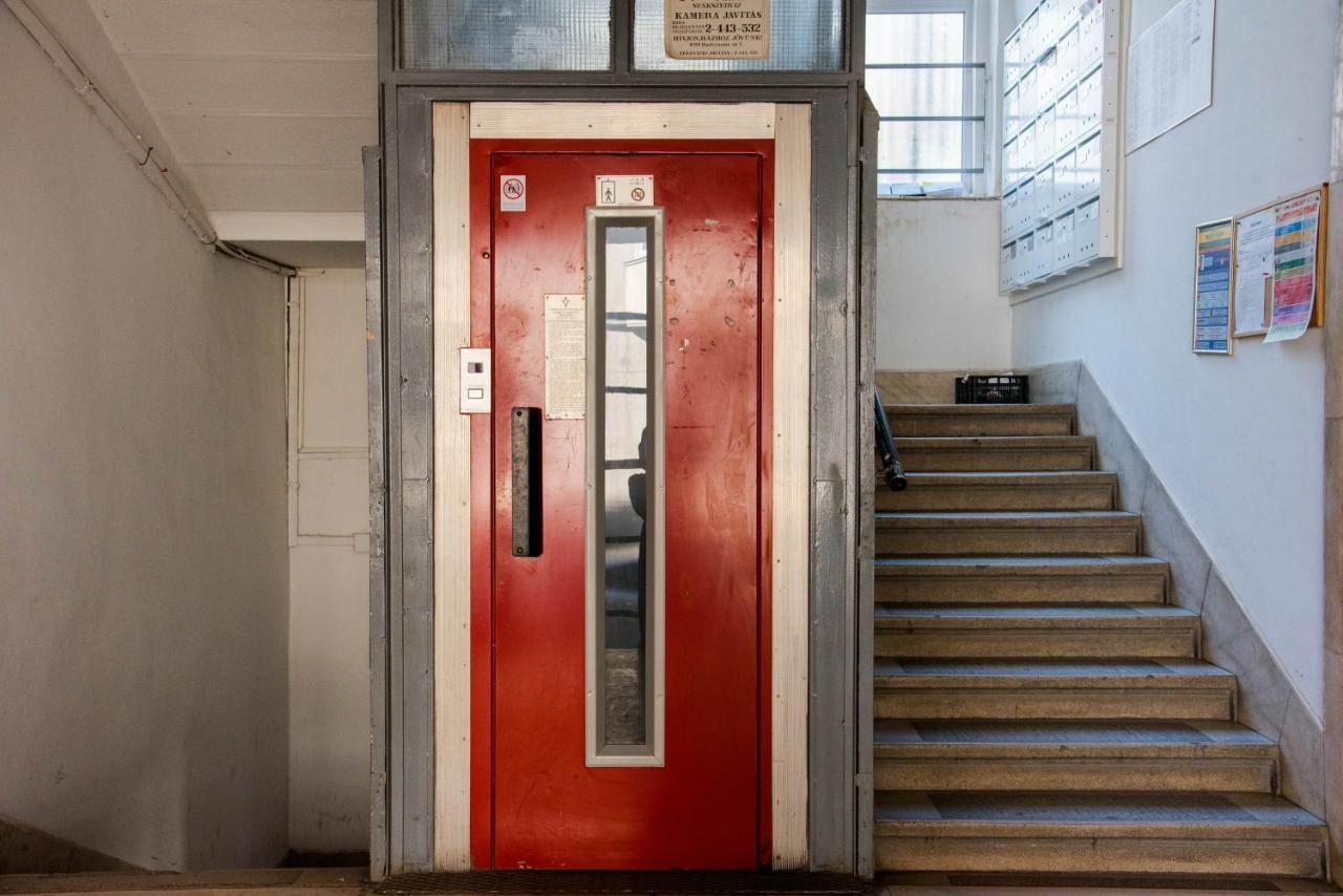 Parliament Side Escape With Complimentary Parking